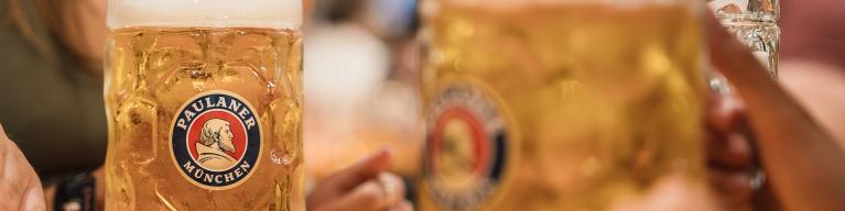 Maß Oktoberfestbier im Paulaner Festzelt auf dem Münchner Oktoberfest. Maß Oktoberfestbier im Paulaner Festzelt auf dem Münchner Oktoberfest.