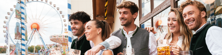 Besucher im Paulaner Festzelt auf dem Balkon.