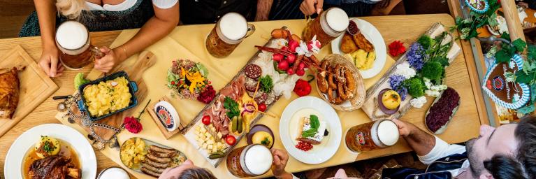 Reservierungen mit Wiesn-Menüs im Paulaner Festzelt auf dem Oktoberfest in München. Reservierungen mit Wiesn-Menüs im Paulaner Festzelt auf dem Oktoberfest in München.