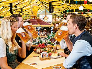 Gäste im Paulaner Festzelt auf der Oktoberfest München